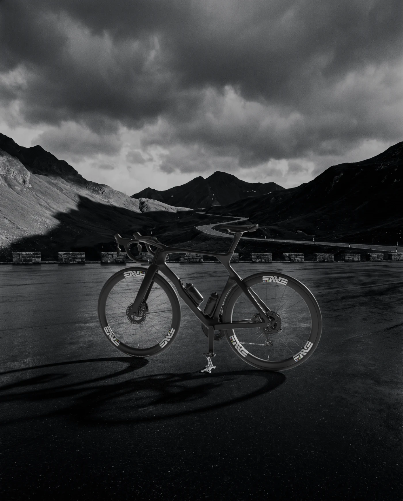 Vue large d'un vélo sur Stand 0.01 sur une route de montagne