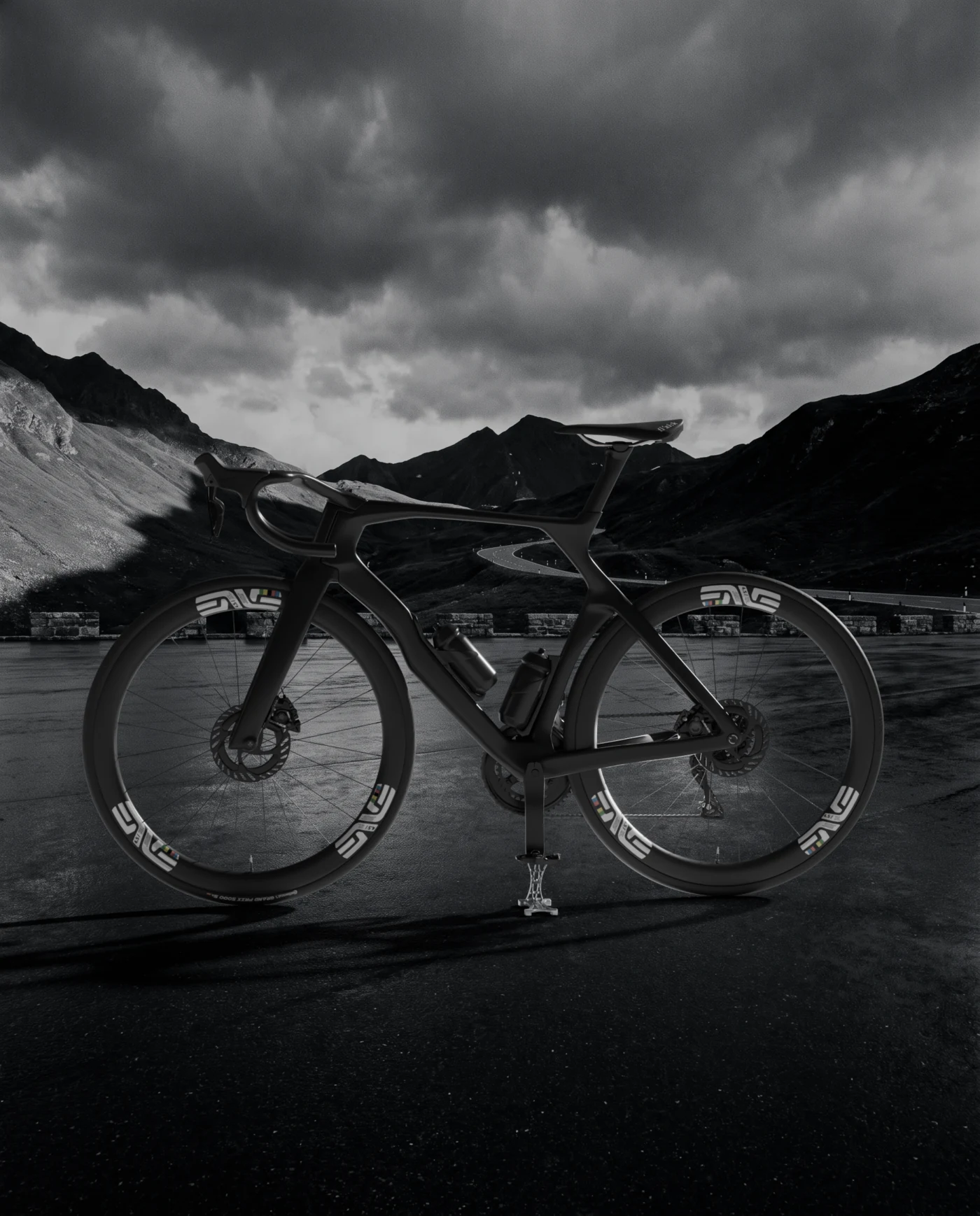 Vélo de route noir de trois quarts arrière sur Stand 0.01, lacets de montagne